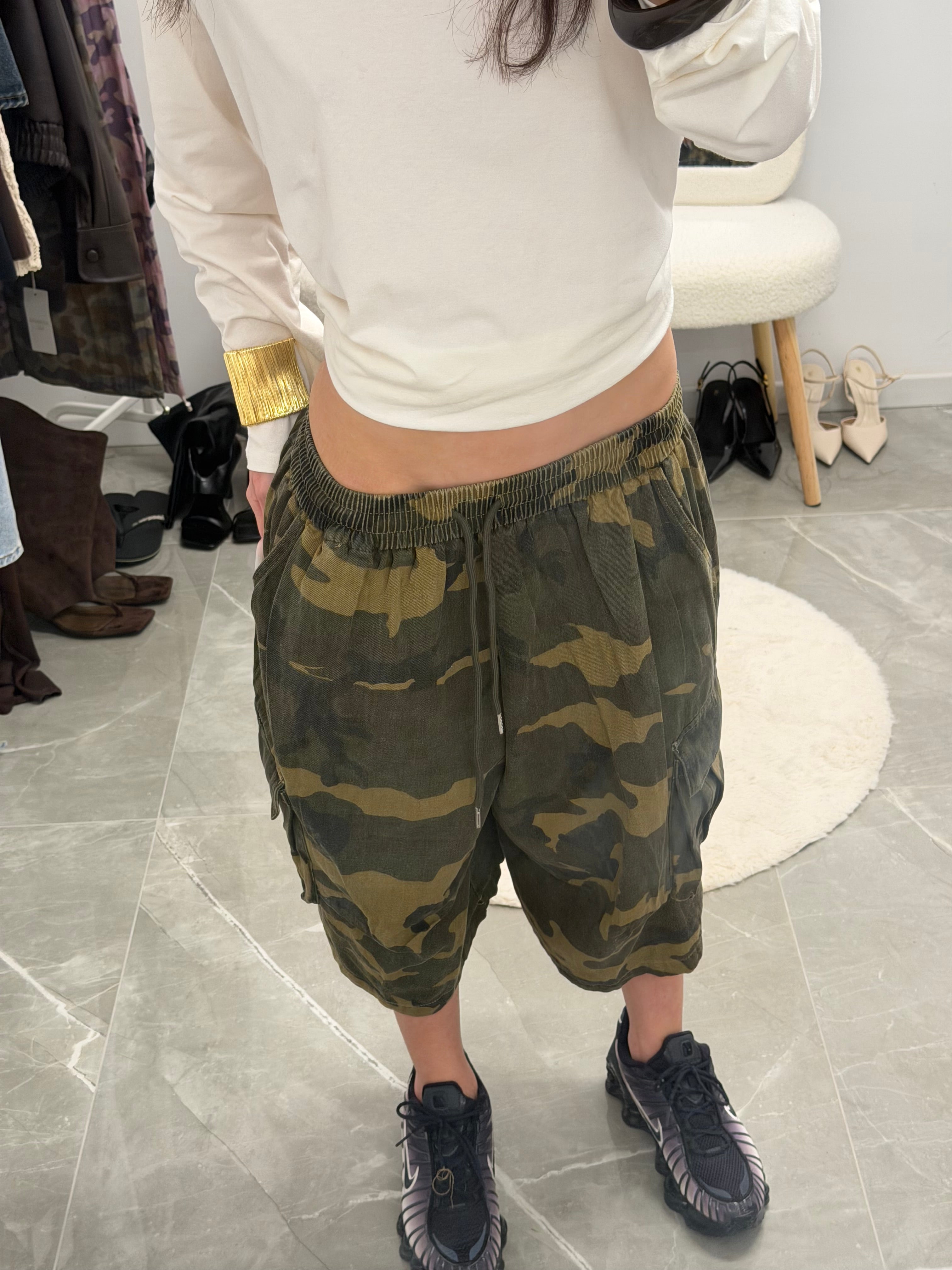 camouflage jorts in tuta