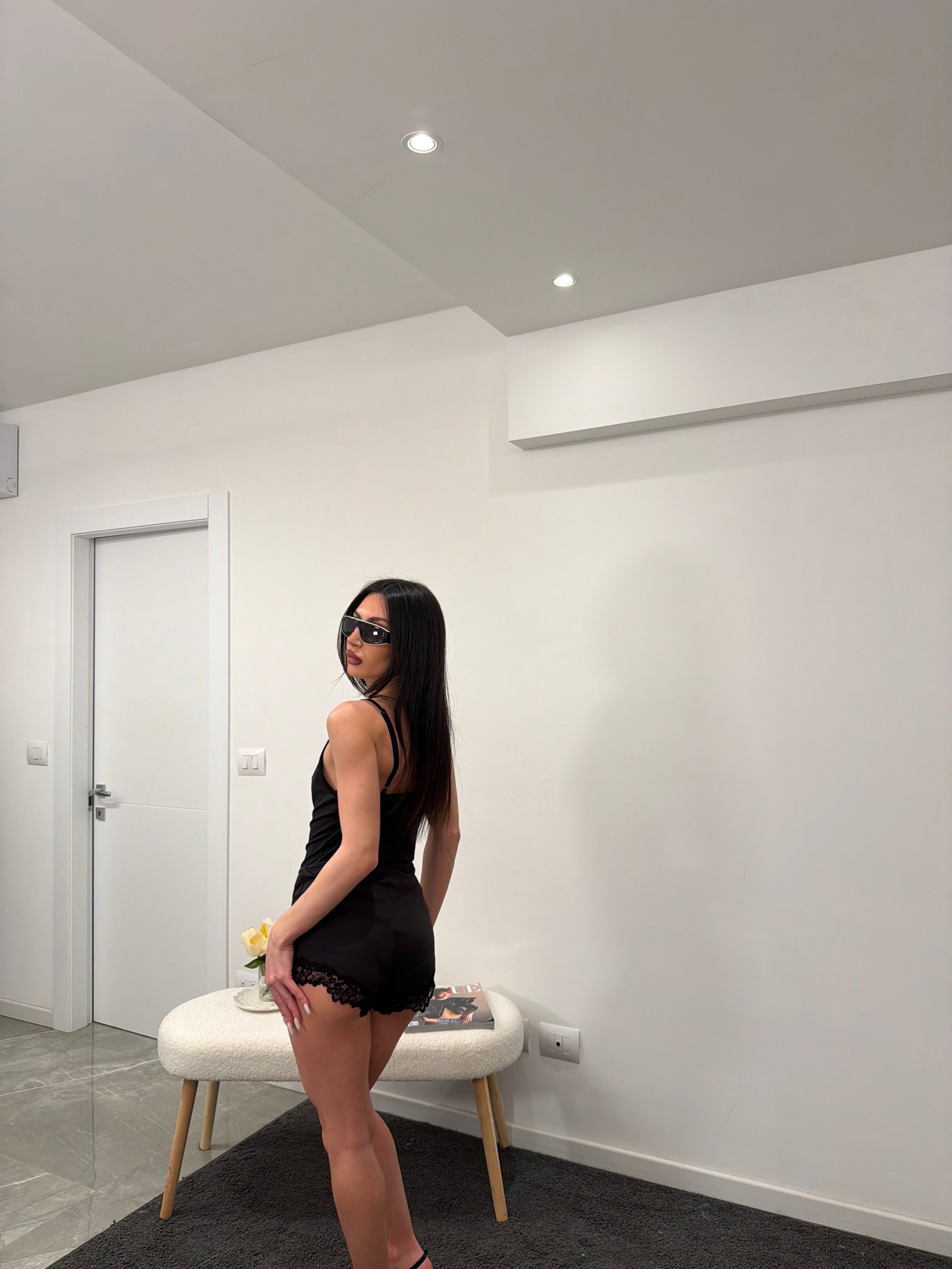 body v cut black