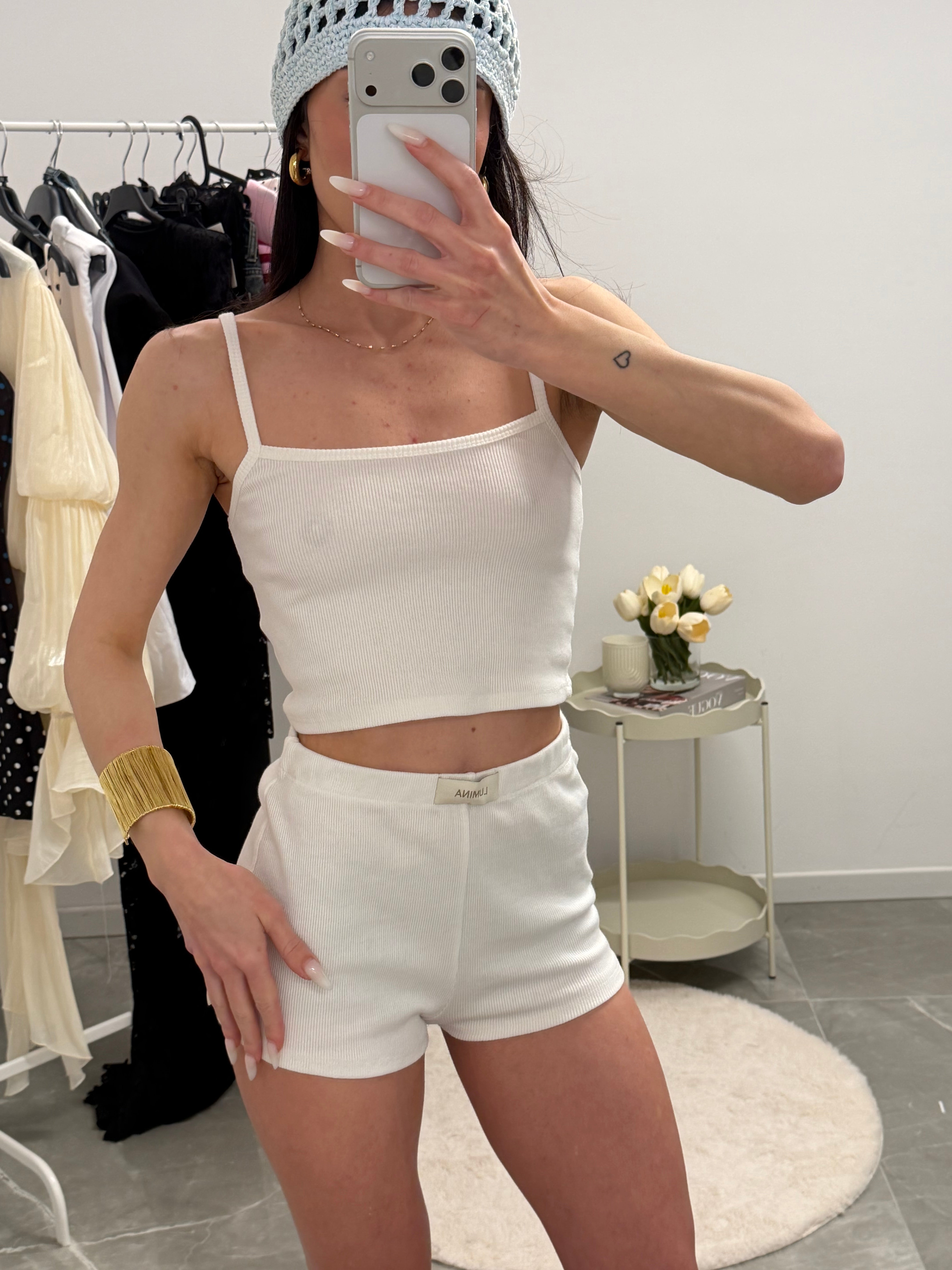 coordinato white top e shorts